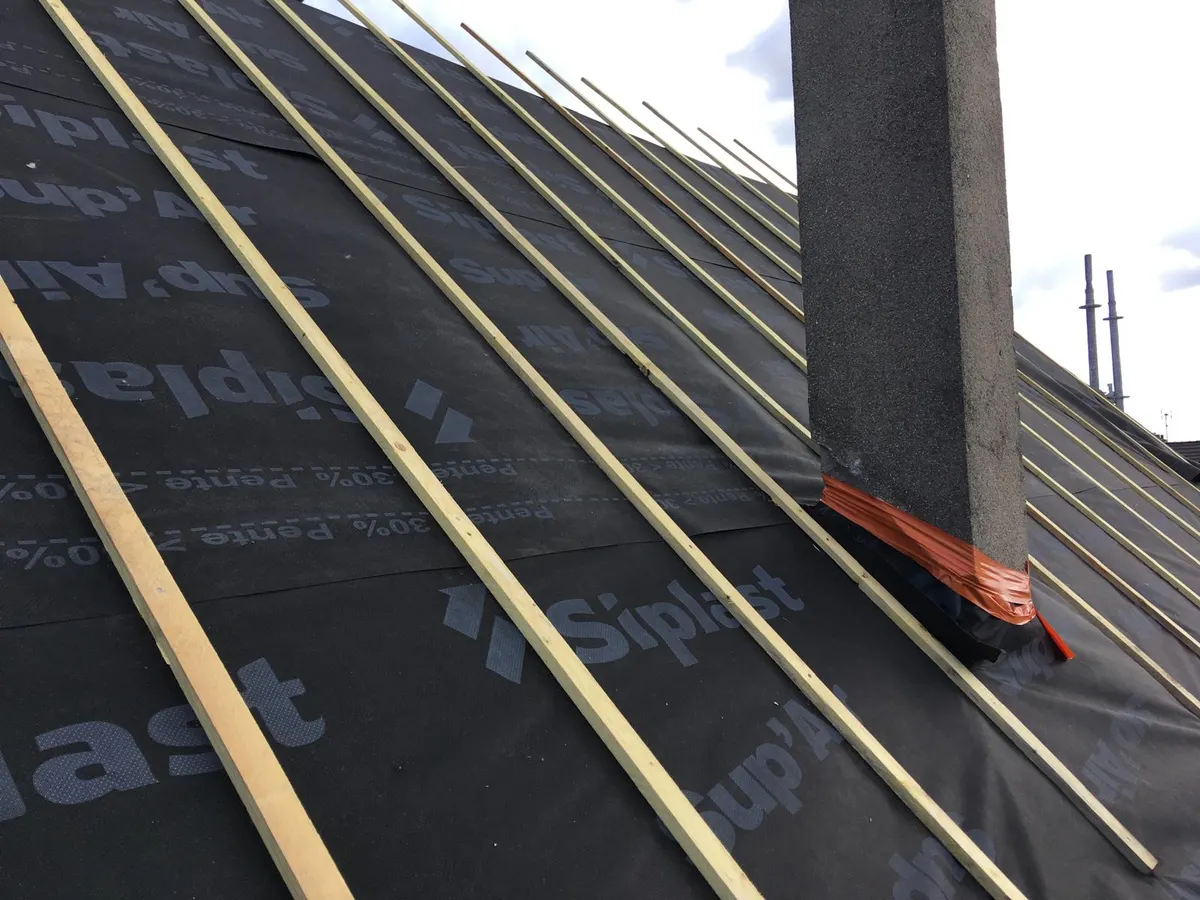 Liteaux neufs posés sur écran de sous-toiture